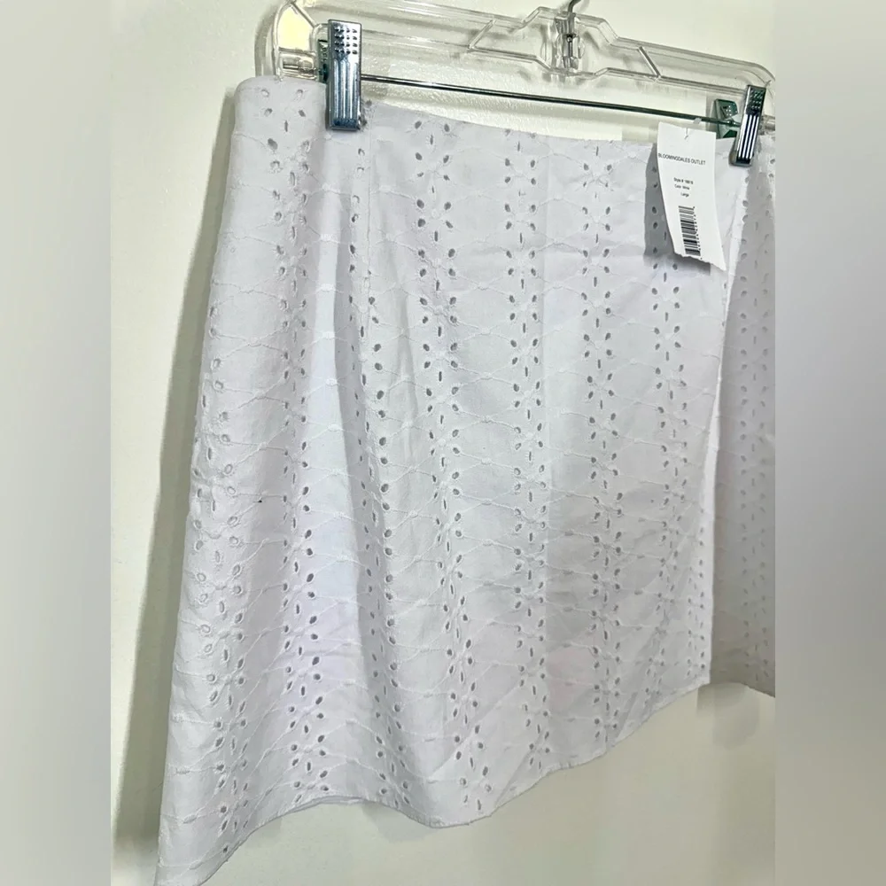 *NWT* Aqua White A-Line Mini Skirt Size Large Eyelet design lined w/Zipper back - Picture 2 of 6